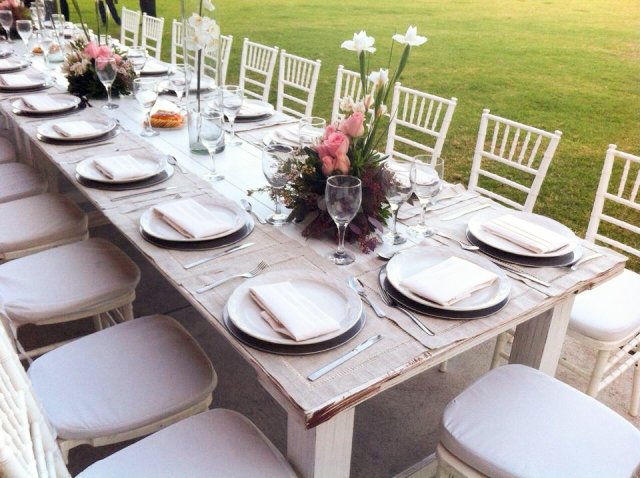 Mesa rústica para boda en jardín de La Grana Eventos