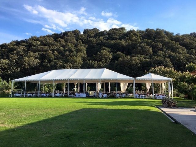 Jardín para Eventos en el bosque con toldo