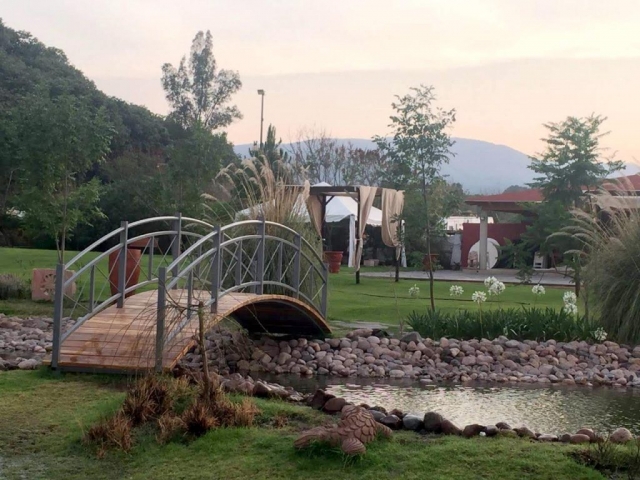 Puente sobre Lago en Terraza para Eventos La Grana