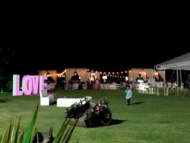 Boda de noche en Jardín con letras LOVE gigantes